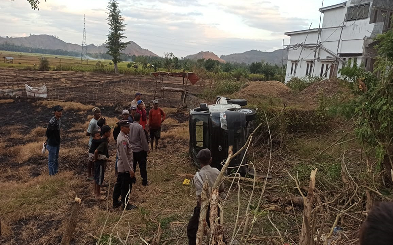 Kondisi pick up yang mengalami kecelakaan Tunggal akibat hilang control setelah terjun bebas dari ruas jalan raya di Jl Ompu Beko Dusun Madarutu Desa Bara Kecamatan Woja Kabupaten Dompu, sekira pukulu 16.00 Wita, Sabtu (20/7/2024).