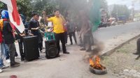 Suasana saat Perhimpunan Pemuda dan Mahasiswa Cenggu (PPMC) menggelar unjuk rasa di ruas jalan Lintas Karumbu-Tente di persimpangan sekitar kantor Desa Cenggu Kecamatan Belo Kabupaten Bima, Senin (29/7/2024) pagi.