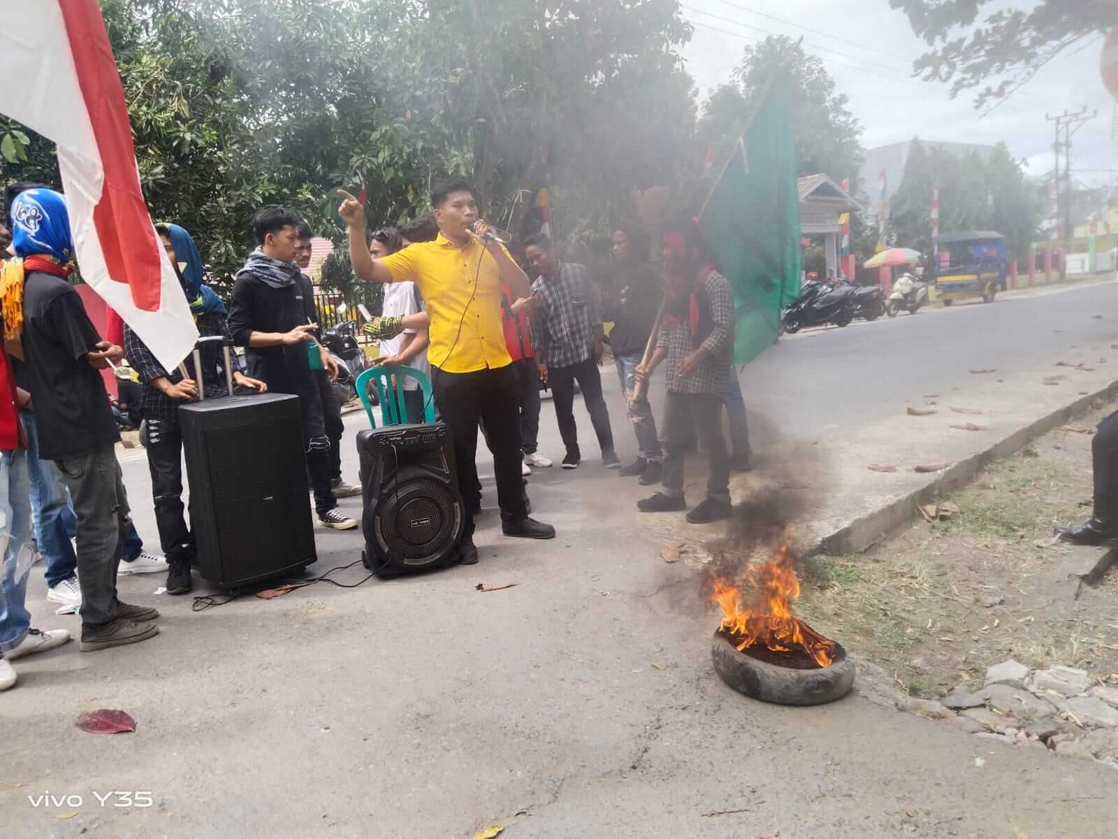 Suasana saat Perhimpunan Pemuda dan Mahasiswa Cenggu (PPMC) menggelar unjuk rasa di ruas jalan Lintas Karumbu-Tente di persimpangan sekitar kantor Desa Cenggu Kecamatan Belo Kabupaten Bima, Senin (29/7/2024) pagi.