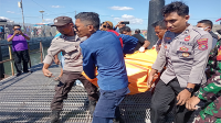 Proses evakuasi mayat pria tanpa indentitas yang mengambang di sekitar Pelabuhan Bima, Jumat (12/7/2024) siang.