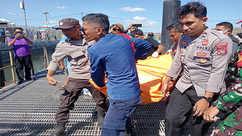 Proses evakuasi mayat pria tanpa indentitas yang mengambang di sekitar Pelabuhan Bima, Jumat (12/7/2024) siang.