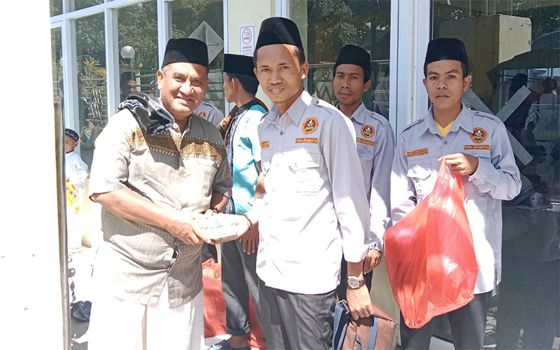 Ketua PCPM Kecamatan Bolo, Muhammad Yamin bersalaman dengan pengurus Jemaah Masjid Al Ikhlas Desa Leu Kecamatan Bolo di sela-sela Safari Dakwah Berbagi PCPM Kecamatan Bolo, Jumat (19/7/2024).