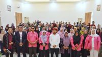 Foto bersama Pembina La Rimpu Prof Dr H Abdul Wahid M.Ag M.Pd dan Civitas Akademika STKIP Taman Siswa Bima.
