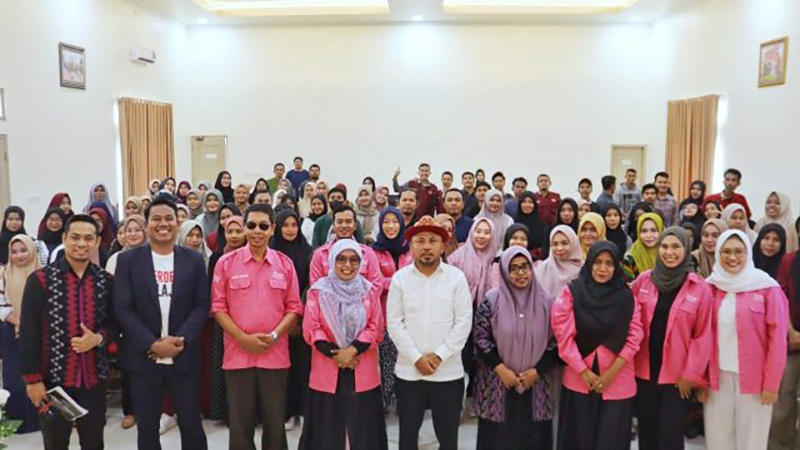 Foto bersama Pembina La Rimpu Prof Dr H Abdul Wahid M.Ag M.Pd dan Civitas Akademika STKIP Taman Siswa Bima.