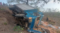 Kondisi truk sarat muatan jagung yang terperosok saat melintasi Jl Pantura di So Noti Desa Punti Kecamatan Soromandi Kabupaten Bima, Nusa Tenggara Barat, Rabu (17/7/2024) sore.