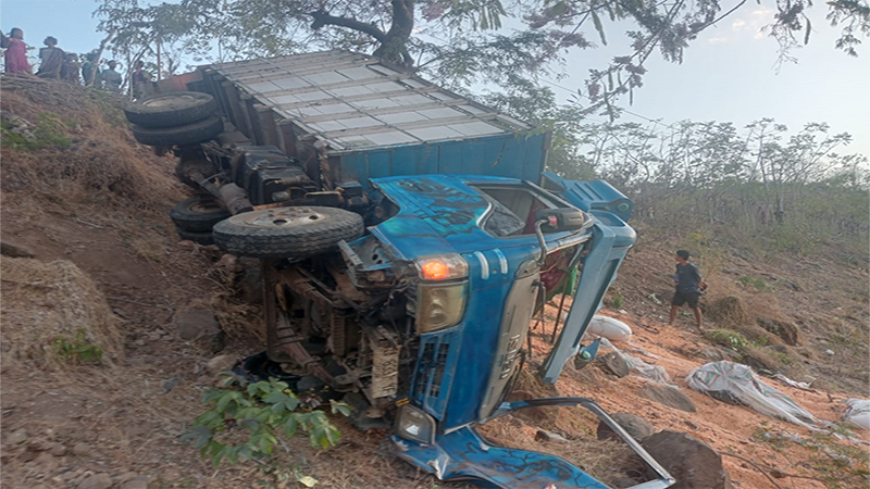 Kondisi truk sarat muatan jagung yang terperosok saat melintasi Jl Pantura di So Noti Desa Punti Kecamatan Soromandi Kabupaten Bima, Nusa Tenggara Barat, Rabu (17/7/2024) sore.