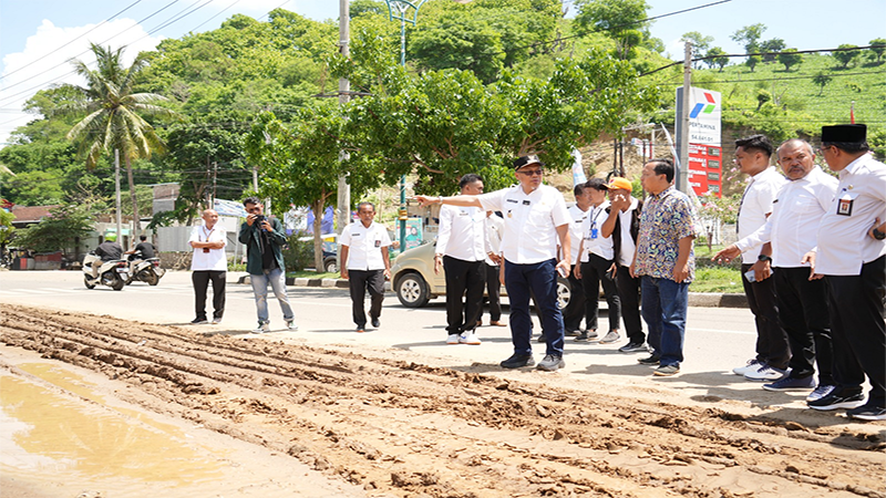 Penjabat Wali Kota Bima, H Mohammad Rum meninjau sejumlah ruas jalan di Kota Bima yang dipenuhi sedimentasi lumpur akibat banjir, Rabu (10/1/2024).