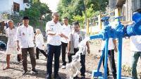 Penjabat Wali Kota Bima, H Mohammad Rum saat meninjau pembangunan sumur dalam terlindungi di Lingkungan Wenggo kelurahan Penanae Kota Bima, Rabu (10/1/2024).