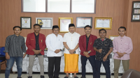 Pj Wali Kota Bima, H Mohammad Rum didampingi Kepala Badan Kesbangpol Kota Bima saat menerima silaturahmi PC IMM Bima di ruang rapat wali kota kantor Pemerintah Kota (Pemkot) Bima, Jumat (2/2/2024).