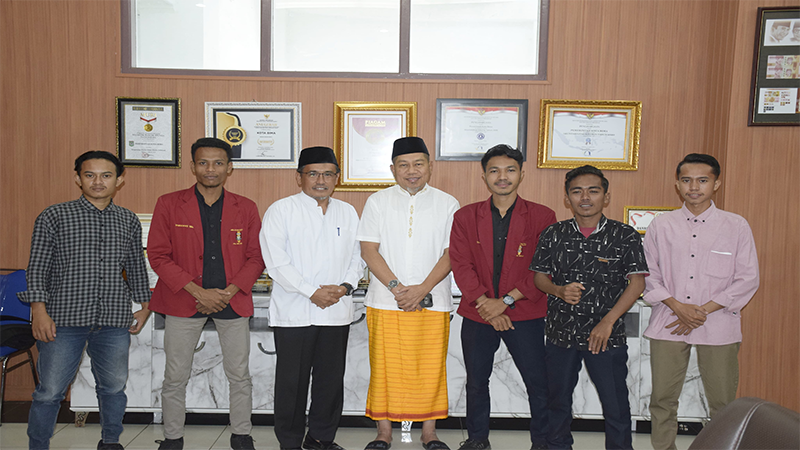 Pj Wali Kota Bima, H Mohammad Rum didampingi Kepala Badan Kesbangpol Kota Bima saat menerima silaturahmi PC IMM Bima di ruang rapat wali kota kantor Pemerintah Kota (Pemkot) Bima, Jumat (2/2/2024).