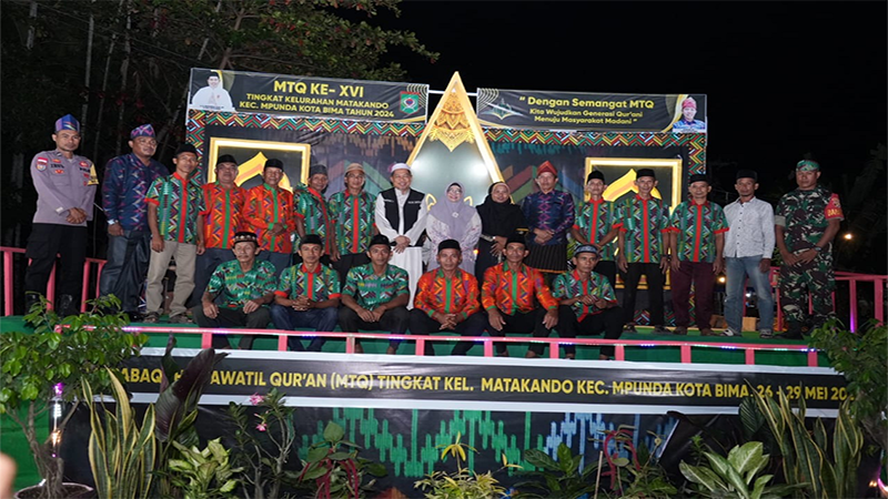 Foto bersama Pj Wali Kota Bima, H Mohammad Rum dan panitia MTQ saat roadshow MT Kelurahan di Kota Bima, Minggu (26/5/2024).