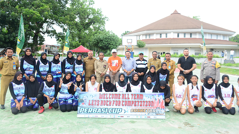 Pj Wali Kota Bima, H Mohammad Rum foto bersama atlet bola bakse usai membuka turnamen bola basket antarpelajar yang diprakarsai PERBASI Kota Bima, di Lapangan Basket Pekerjaan Umum Kota Bima, Senin (26/2/2024).