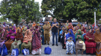 Pj Wali Kota Bima, H Mohammad Rum foto bersama penerima bantuan pemberdayaan masyarakat dari kelompok Program Keluarga Harapan (PKH) di Kelurahan Rite Kota Bima, Selasa (11/6/2024).