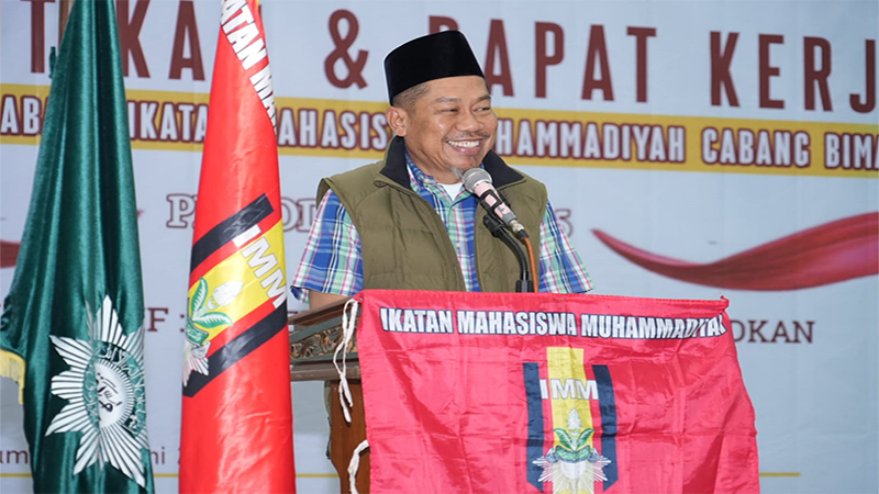 Pj Wali Kota Bima, H Mohammad Rum menyampaikan sambutan saat pelantikan dan rapat kerja IMM Cabang Bima periode 2024-2025 yang digelar di Paruga Nae Convention Hall Kota Bima, Sabtu (14/6/2024).