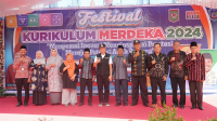 Foto bersama Penjabat Wali Kota Bima, H Mohammad Rum dan stake holder saat menghadiri Festival Kurikulum Merdeka 2024 di SMPN 2 Kota Bima, Sabtu (25/5/2024).