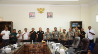 Pj Wali Kota Bima, H Mohammad Rum foto bersama Satker BWS NT1 usai rapat menghadapi tantangan banjir perkotaan di Ruang Rapat Wali Kota Bima, Rabu (15/5/2024).