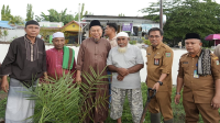 Pj Wali Kota Bima, H Mohammad Rum foto bersama Jemaah Masjid Raya Al Muwahiddin.
