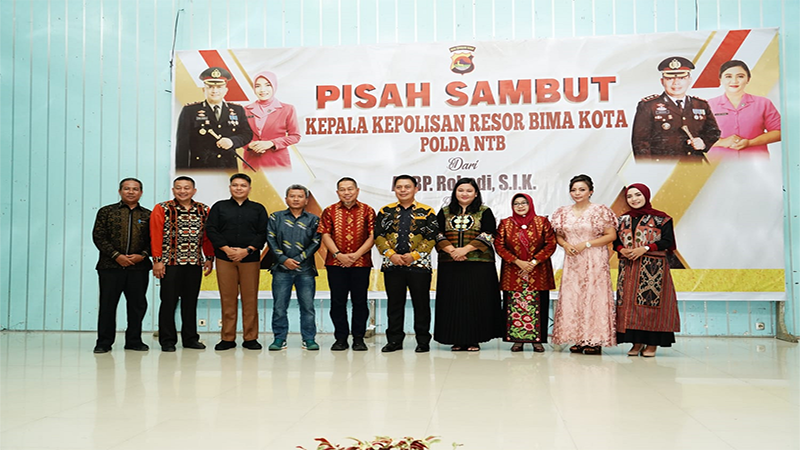 Pj Wali Kota Bima foto bersama saat menghadiri pisah sambut Kapolres Bima Kota yang berlangsung di Convention Hall Paruga Nae, pada Kamis (11/1/2024).
