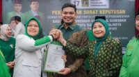 Bakal Calon Bupati Bima, Muhammad Putera Feryandi alias Dae Yandi (DY) dan Bakal calon Wakil Bupati Bima, Hj Rostiati Dahlan saat menerima rekomendasi pencalonan dari salah satu partai politik.