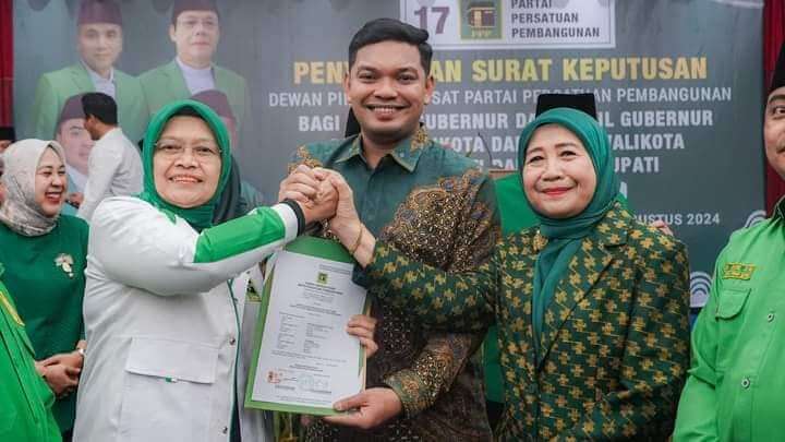 Bakal Calon Bupati Bima, Muhammad Putera Feryandi alias Dae Yandi (DY) dan Bakal calon Wakil Bupati Bima, Hj Rostiati Dahlan saat menerima rekomendasi pencalonan dari salah satu partai politik.