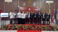 Bakal calon Bupati Bima, Ady Mahyudi dan bakal calon Wakil Bupati Bima, H Irfan foto bersama ketua tim dan Komisioner KPU Kabupaten Bima usai menyampaikan berkas pendaftaran di kantor KPU Kabupaten Bima, Rabu (28/8/2024).