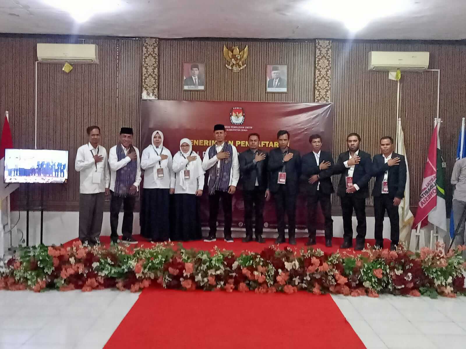 Bakal calon Bupati Bima, Ady Mahyudi dan bakal calon Wakil Bupati Bima, H Irfan foto bersama ketua tim dan Komisioner KPU Kabupaten Bima usai menyampaikan berkas pendaftaran di kantor KPU Kabupaten Bima, Rabu (28/8/2024).