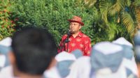 Ketua STKIP Taman Siswa Bima, Dr H Ibnu Khaldun Sudirman M.Si saat menjadi pembina upacara di SMAN 1 Woha, Kabupaten Bima, Senin (12/08/2024).