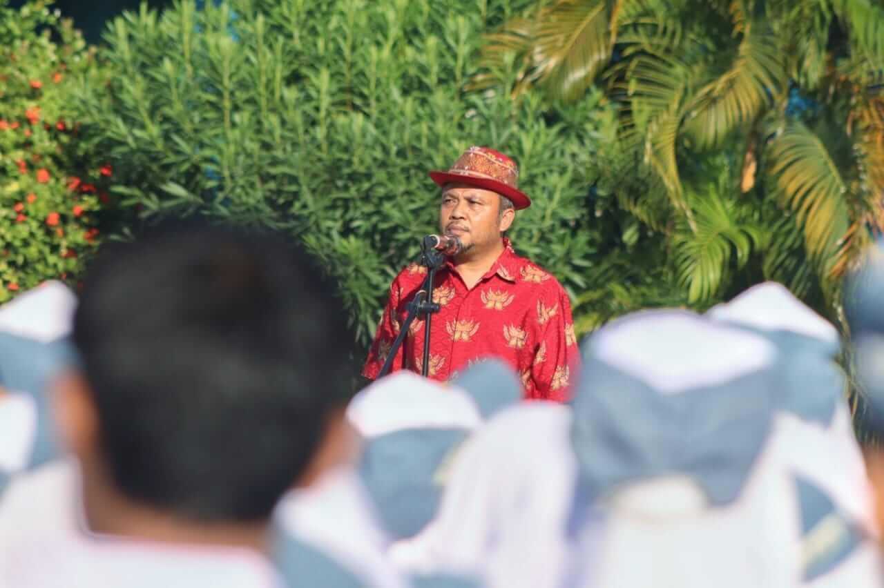 Ketua STKIP Taman Siswa Bima, Dr H Ibnu Khaldun Sudirman M.Si saat menjadi pembina upacara di SMAN 1 Woha, Kabupaten Bima, Senin (12/08/2024).