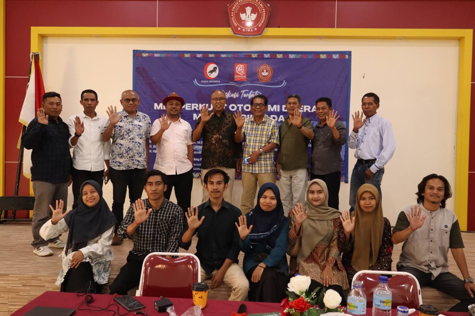 Foto bersama peserta diskusi terbatas memperkuat otonomi daerah melalui Pilkada yang digelar di Gedung Beradab kampus induk STKIP Taman Siswa Bima, Minggu (11/08/2024).