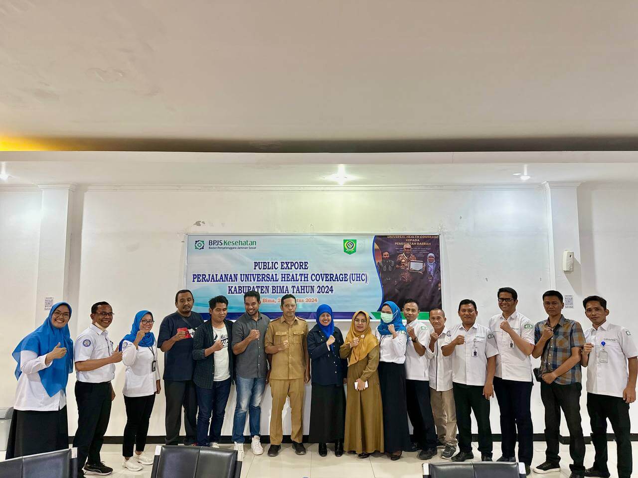 Foto bersama Kepala BPJS Kesehatan Cabang Bima, Tati Haryati Denawati dan peserta public expose Perjalanan UHC (Universal Health Coverage) Kabupaten Bima tahun 2024 yang diselenggarakan di kantor BPJS Kesehatan Cabang Bima di Jl Soekarno Hatta Kota Bima, Senin (26/8/2024).
