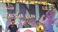 Atlet marathon putra kebanggaan STKIP Taman Siswa Bima, Sunardin saat di atas podium usai keluar segagai peraih medali pada ajang 10K dalam rangka memeriahkan HUT ke-384 Kabupaten Bima, Minggu (28/7/2024) lalu.