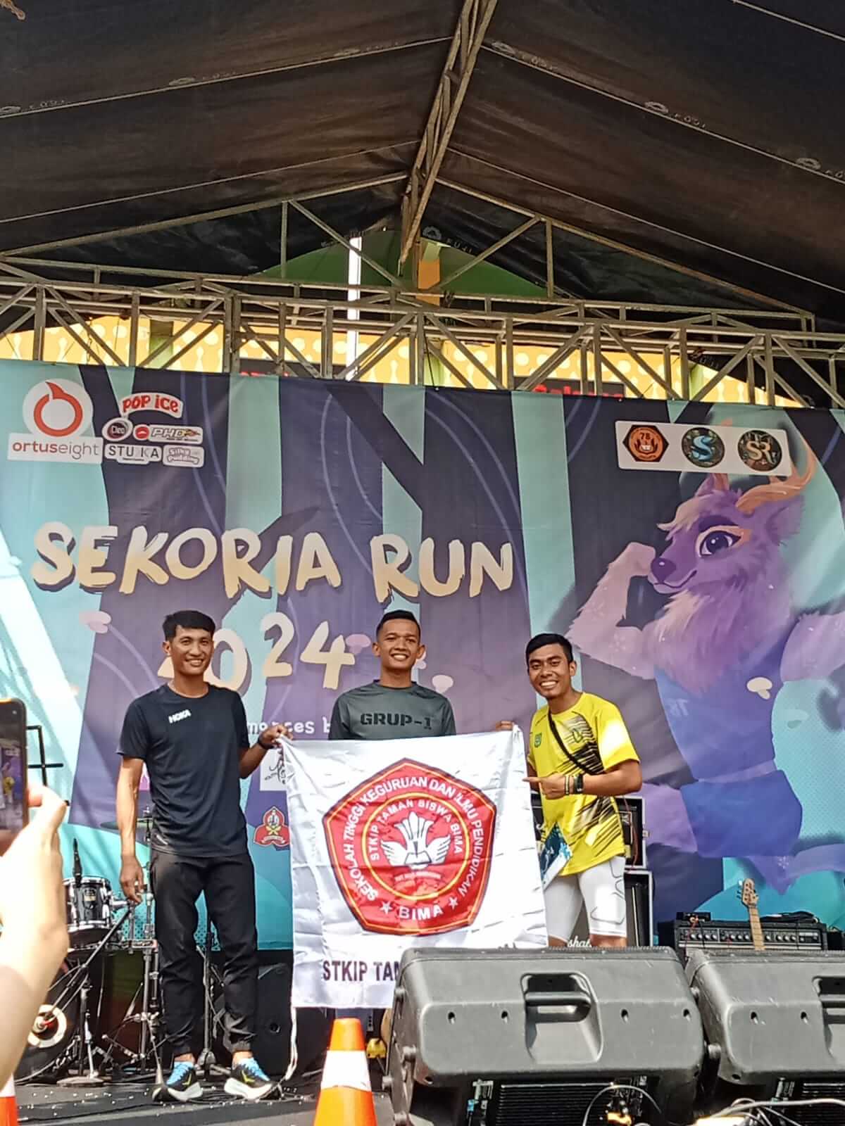 Atlet marathon putra kebanggaan STKIP Taman Siswa Bima, Sunardin saat di atas podium usai keluar segagai peraih medali pada ajang 10K dalam rangka memeriahkan HUT ke-384 Kabupaten Bima, Minggu (28/7/2024) lalu.
