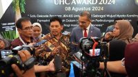 Direktur Utama BPJS Kesehatan, Ghufron Mukti diwawancarai wartawan di sela-sela UHC Awards yang berlangsung di Krakatau Grand Ballroom, TMII Jakarta, Kamis (8/8/2024).