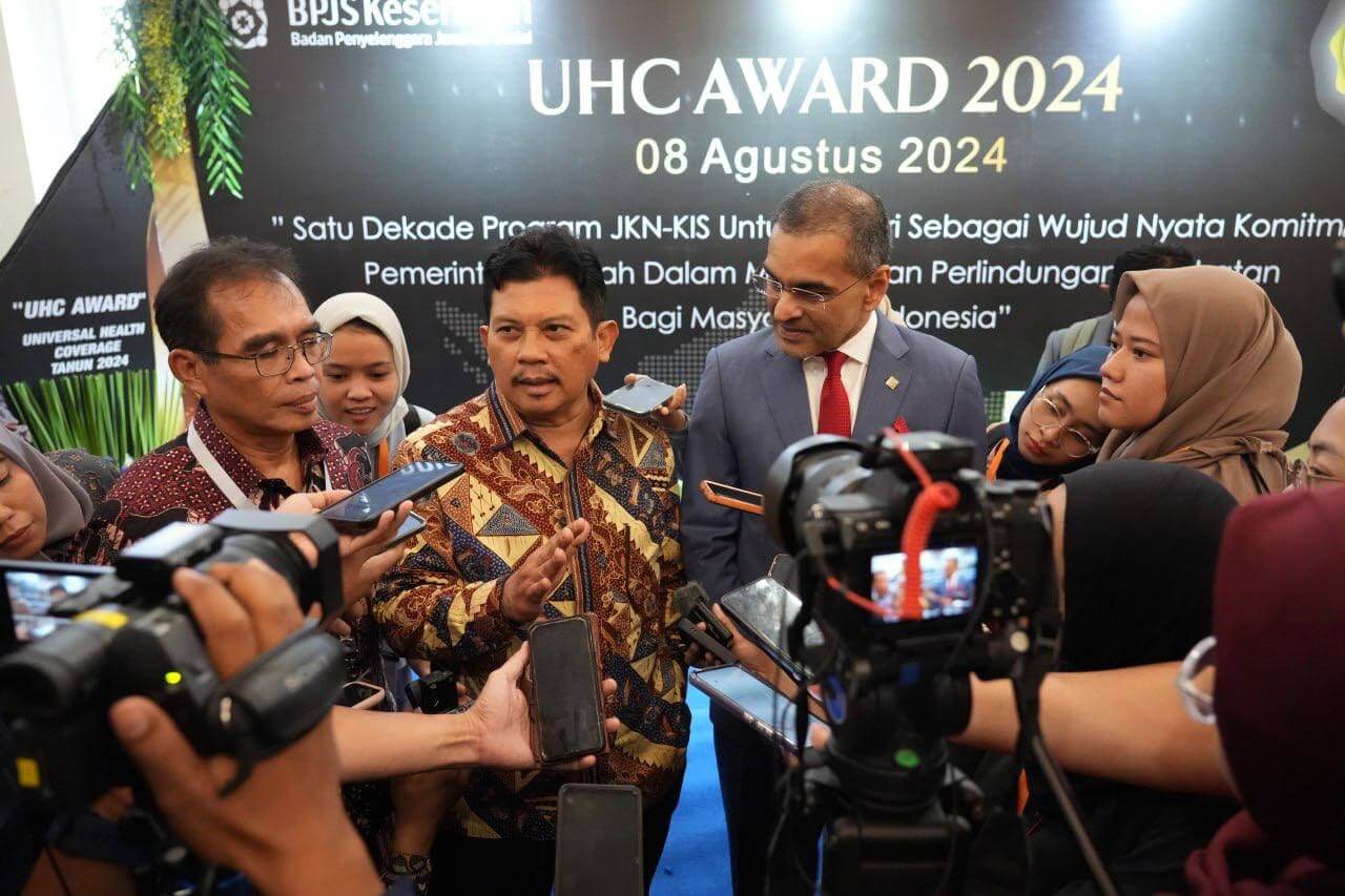 Direktur Utama BPJS Kesehatan, Ghufron Mukti diwawancarai wartawan di sela-sela UHC Awards yang berlangsung di Krakatau Grand Ballroom, TMII Jakarta, Kamis (8/8/2024).