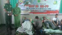 Dansub Subdenpom IX/2-2 Bima, Letda Cpm Sukirman berkomunikasi dengan peserta bakti sosial donor darah yang digelar Subdenpom Bima bersama Paguyuban Pasundan Bima di aula Subdenpom IX/2-2 Bima, Minggu (18/8/2024).