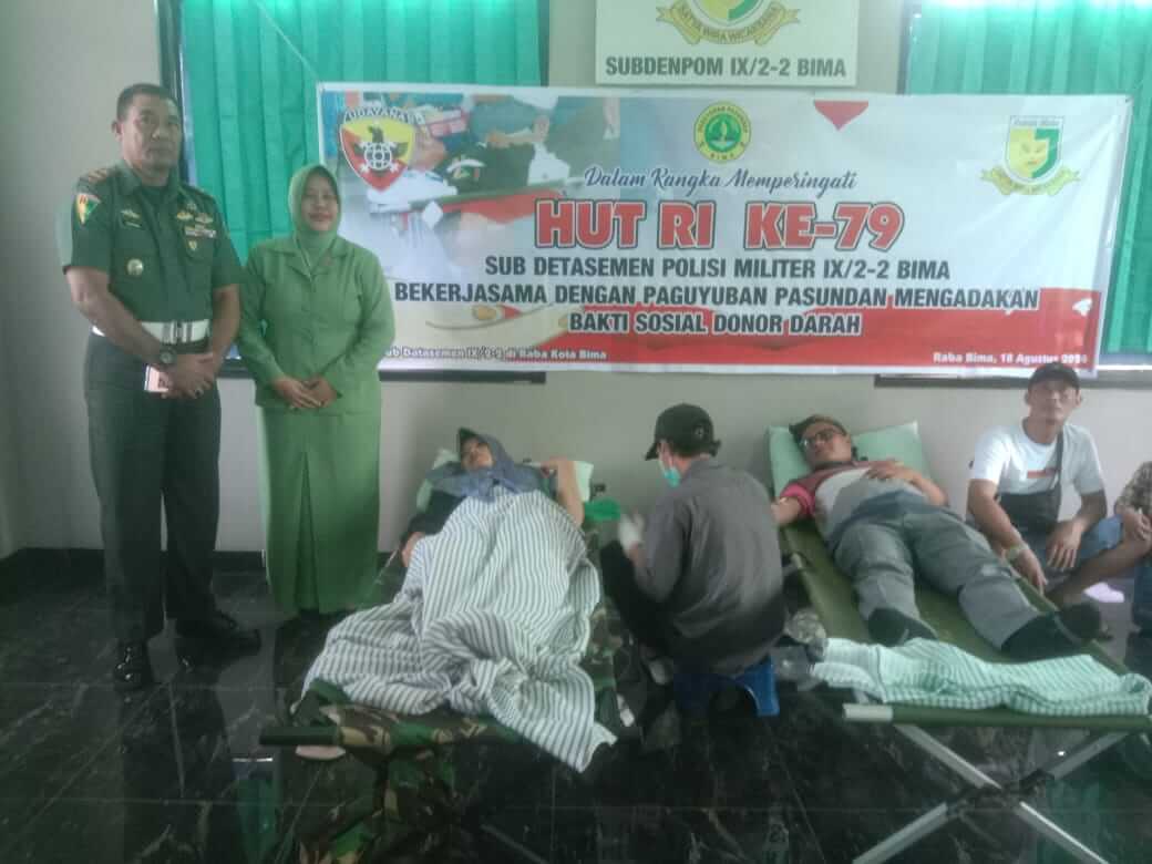 Dansub Subdenpom IX/2-2 Bima, Letda Cpm Sukirman berkomunikasi dengan peserta bakti sosial donor darah yang digelar Subdenpom Bima bersama Paguyuban Pasundan Bima di aula Subdenpom IX/2-2 Bima, Minggu (18/8/2024).