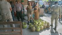 Tabung LPG bersubsidi yang disita aparat gabungan TNI, Polri dan Trantib Kecamatan di salah satu pangkalan yang diduga menjual LPG bersubsidi jauh di atas harga eceran tertinggi. Inspeksi mendadak sekaligus penyitaan dipimpin Camat Bolo, Hj Arabiah, Selasa (27/8/2024) pagi.