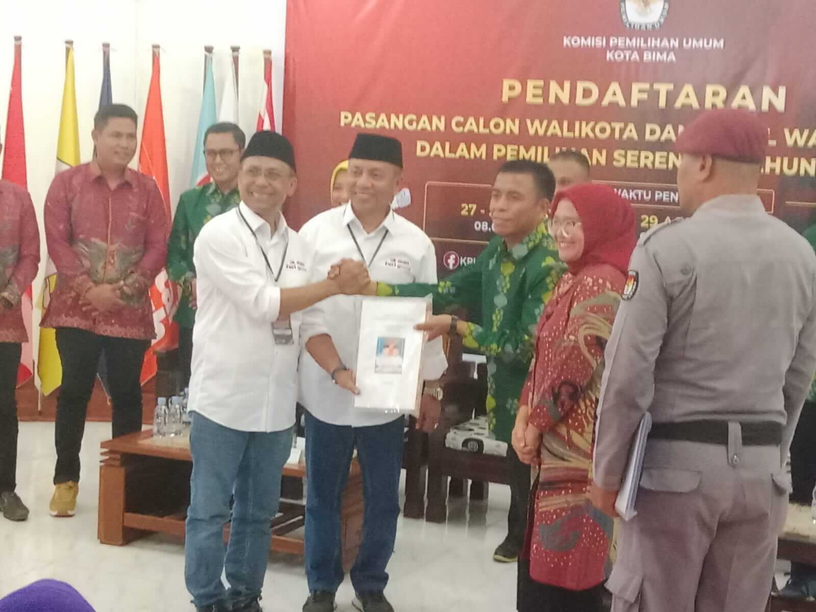 H Arahman dan Ferry Sofiyan mendaftar sebagai calon Wali Kota Bima dan calon Wakil Wali Kota Bima 2024-2029 di kantor KPU Kota Bima, Kamis (29/8/2024) sore.