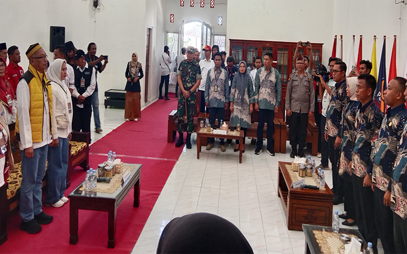 Pasangan H Mohammad Rum dan Hj Mutmainnah saat mendaftar sebagai calon Wali Kota Bima dan calon Wakil Wali Kota Bima 2024-2029 di kantor KPU Kota Bima, Rabu (28/8/2024).