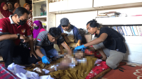 Tim Inafis Polres Bima Kota melihat kondisi sang bayi malang yang diduga dianiaya pasutri.