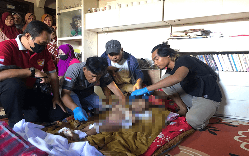 Tim Inafis Polres Bima Kota melihat kondisi sang bayi malang yang diduga dianiaya pasutri.