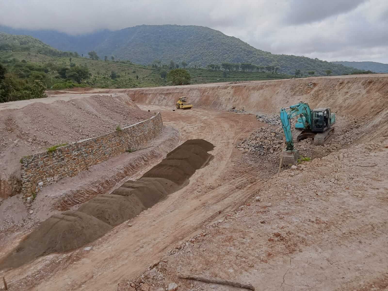 Proyek jaringan irigasi permukaan (waduk) di Desa Parangina Kecamatan Sape Kabupten Bima, Nusa Tenggara Barat yang bersumber dari Dana Alokasi Khusus (DAK) senilai Rp4.277.600.000 yang disorot kepala desa dan aktivis lingkungan.