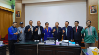 Dosen STKIP Tamsis Bima, Suratman usai mengikuti ujian promosi sebagai doktor pendidikan di kampus Universitas Negeri Malang. Ia merupakan salah satu dosen berkualifikasi doktor dari puluhan dosen berlatar bekalang S3 yang dimiliki STKIP Taman Siswa Bima.