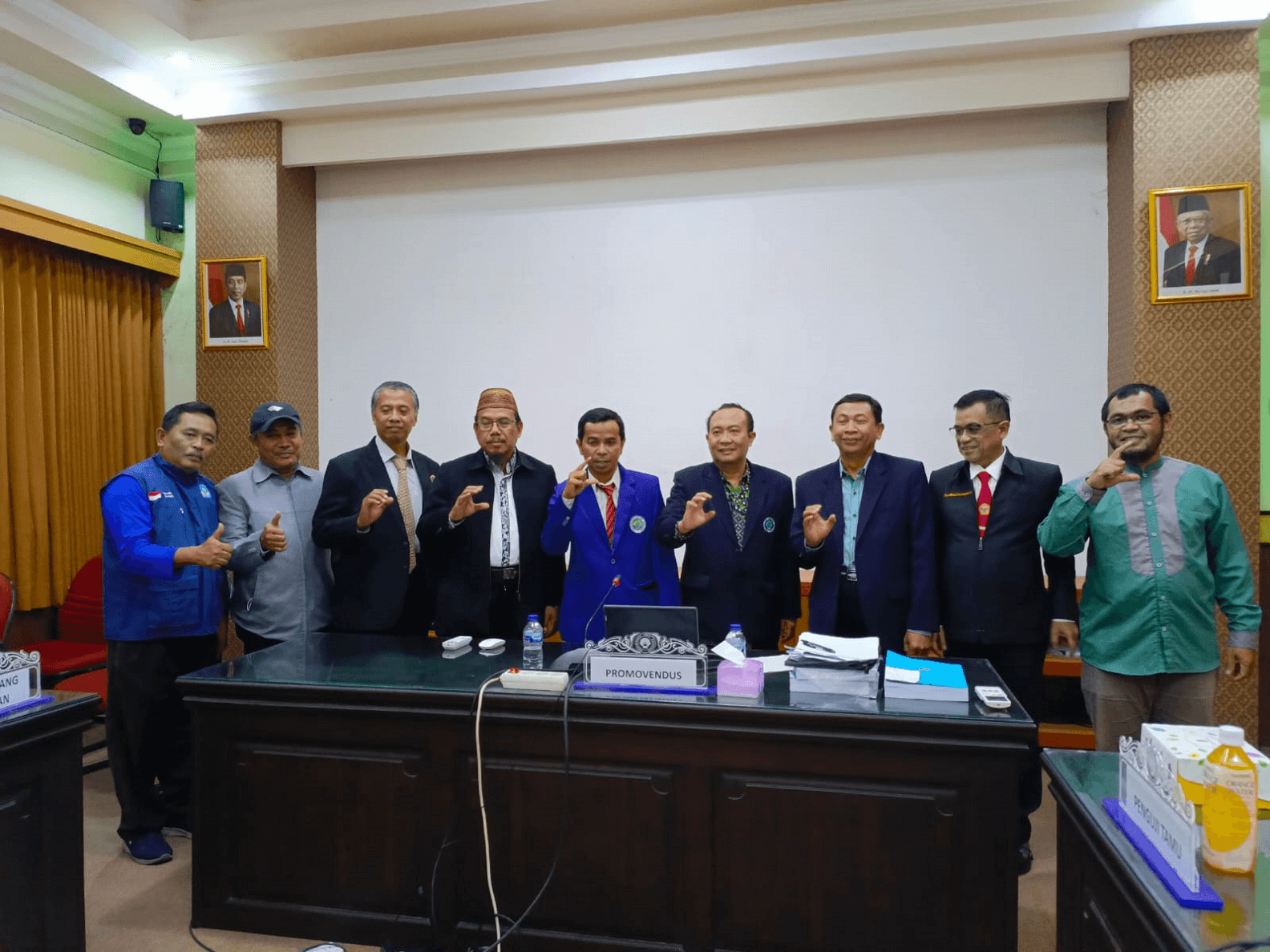 Dosen STKIP Tamsis Bima, Suratman usai mengikuti ujian promosi sebagai doktor pendidikan di kampus Universitas Negeri Malang. Ia merupakan salah satu dosen berkualifikasi doktor dari puluhan dosen berlatar bekalang S3 yang dimiliki STKIP Taman Siswa Bima.