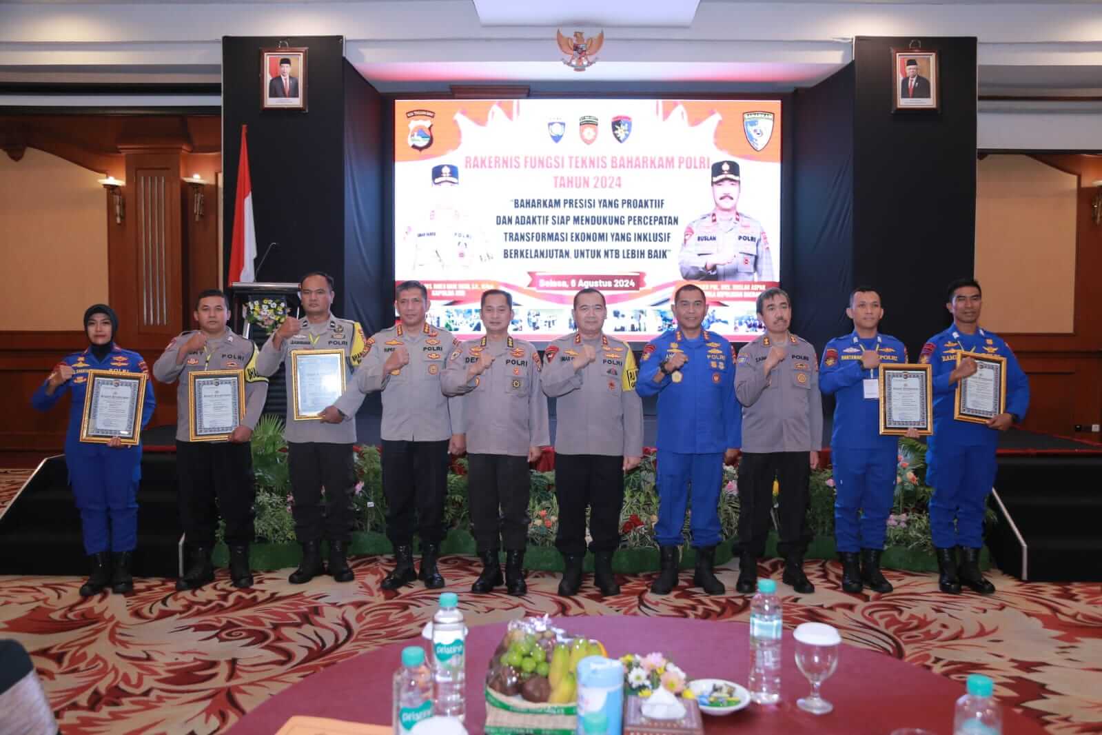 Foto bersama Kapolda NTB Irjen Pol R Umar Faroq membuka rapat kerja teknis (Rakernis) fungsi Baharkam Polda NTB yang berlangsung di Ballroom Hotel Lombok Raya, Mataram, Selasa (6/8/2024).