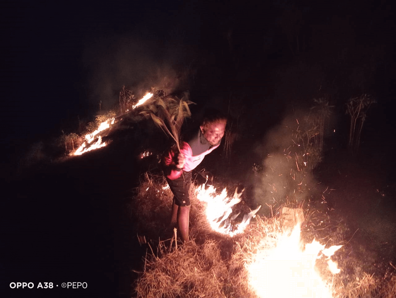 Petugas BPBD Kabupaten Bima sedang berjibaku memadamkan Karhutla di So Doro Bolo Kecamatan Madapangga Kabuapten Bima, Senin (26/8/2024) malam.