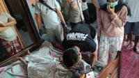 Identifikasi wanita paruh baya yang ditemukan gantung diri di plafon dapur rumahnya, Jumat (9/8/2024) pagi.