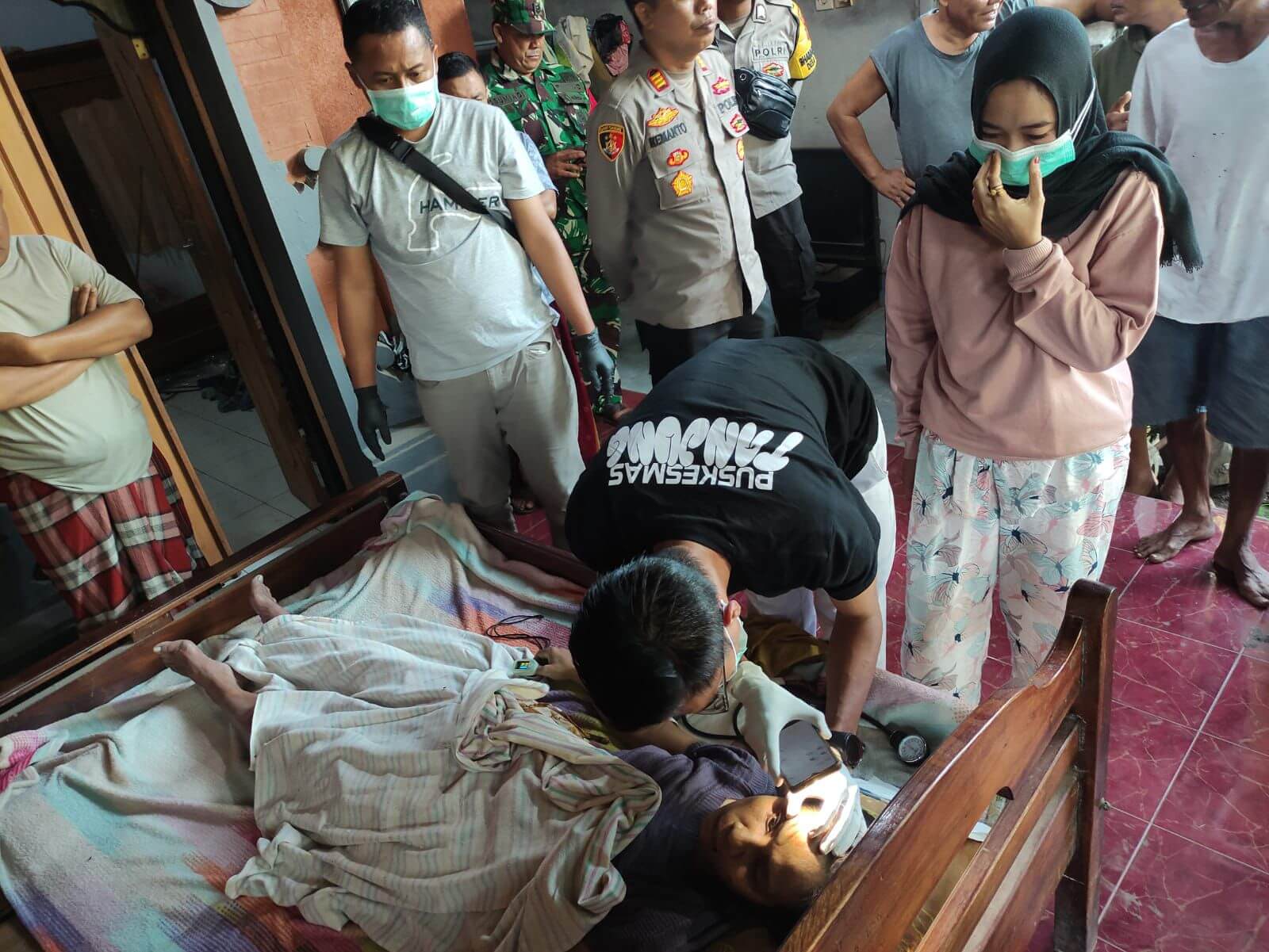 Identifikasi wanita paruh baya yang ditemukan gantung diri di plafon dapur rumahnya, Jumat (9/8/2024) pagi.