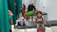 Sejumlah korban keracunan massal nasi bungkus saat dirawat di Pusat Kesehatan Masyarakat Kempo Kabupaten Dompu, Rabu (7/8/2024) malam. Sebagian besar korban merupakan anak-anak.