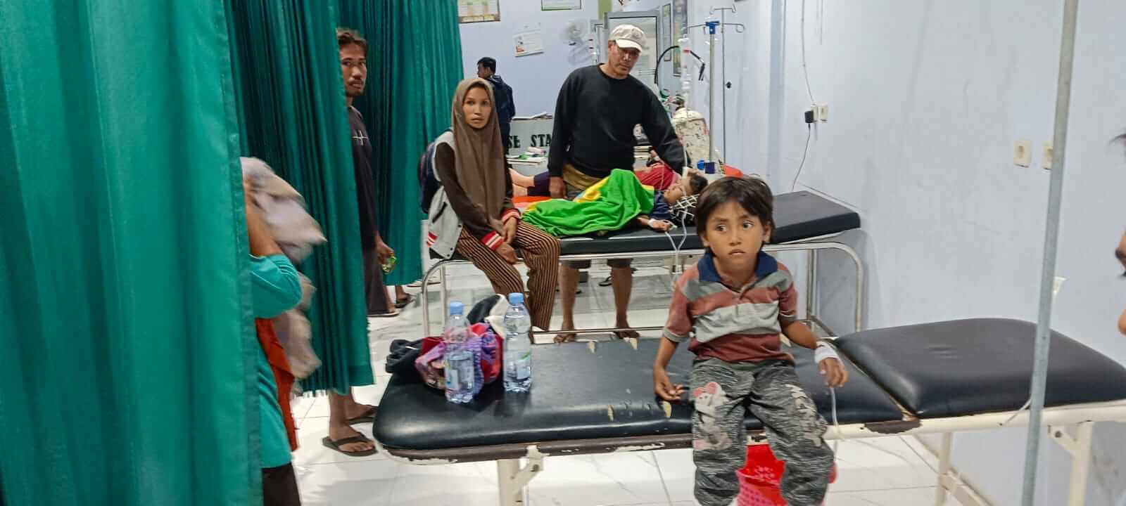 Sejumlah korban keracunan massal nasi bungkus saat dirawat di Pusat Kesehatan Masyarakat Kempo Kabupaten Dompu, Rabu (7/8/2024) malam. Sebagian besar korban merupakan anak-anak.